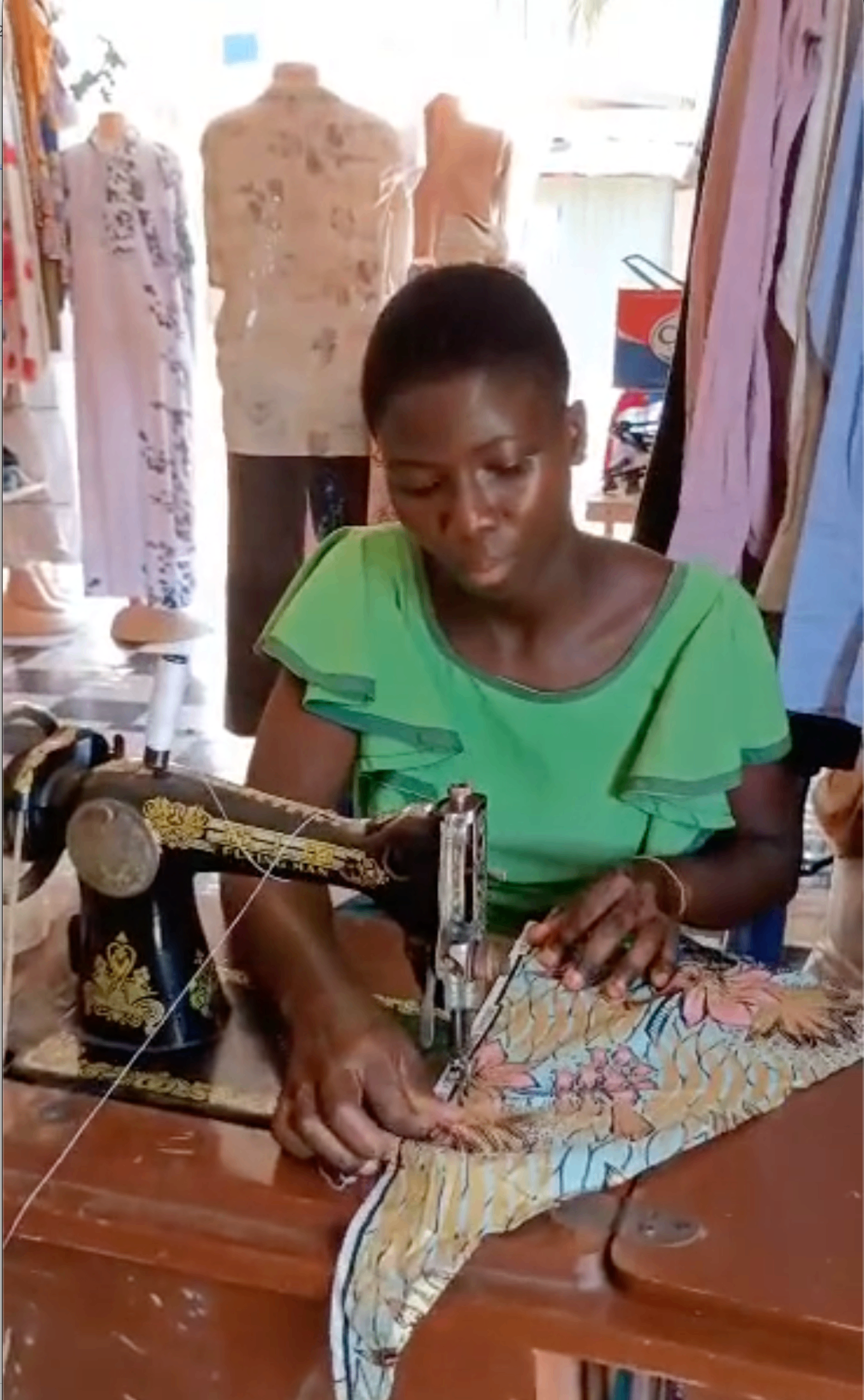 Mains de jeunes femmes travaillant à la couture à Adéta