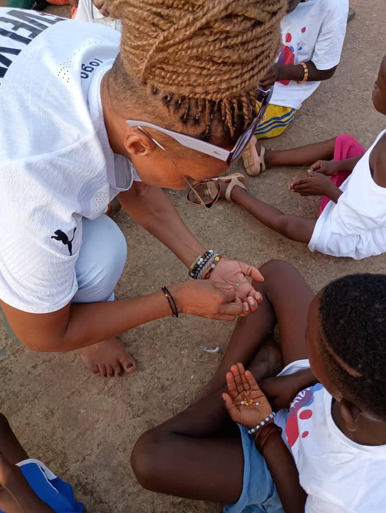 Portrait d'une jeune femme togolaise accompagnée par Kacheche